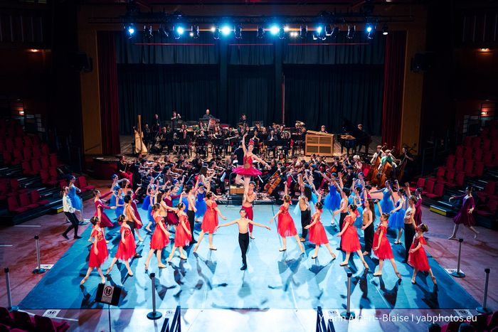 Les jeunes musiciens de l’orchestre d’harmonie rencontrent les danseurs en formation dans les diverses esthétiques enseignées au Conservatoire :  Classique, Flamenco, Jazz et Contemporain