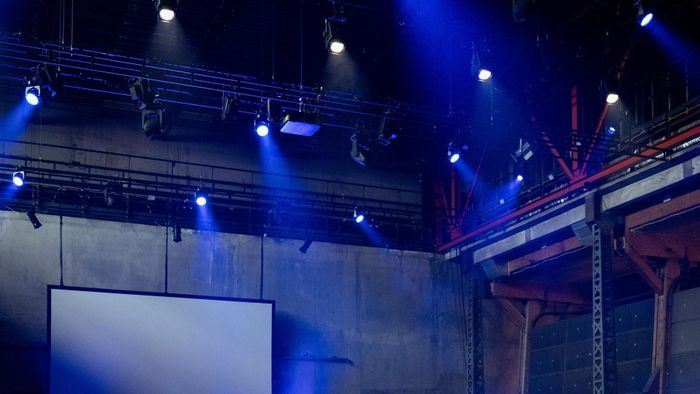 Journées Nationales de l'Architecture Gregory Bruchet, directeur technique de la Condition Publique, vous emmène dans les coulisses (et les loges ;) de la salle de spectacle et de la Halle A.