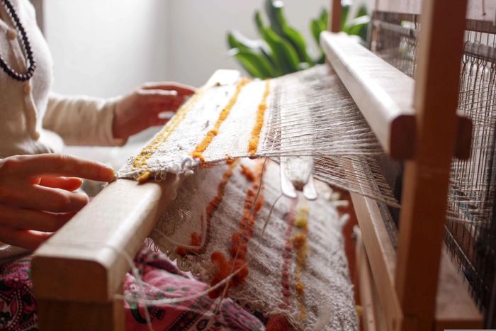 Tissage par Emilie Poteau, artisane d’art spécialisée en tapisserie de haute lice.