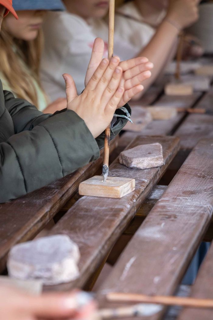 Utilisez l'argile, la stéatite et les ocres pour créer des amulettes, des perles et des œuvres pariétales.