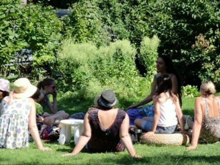 Un moment conté et interactif où petits et grands choisissent les éléments qui feront naître des histoires en pleine nature avec l'Artisserie.