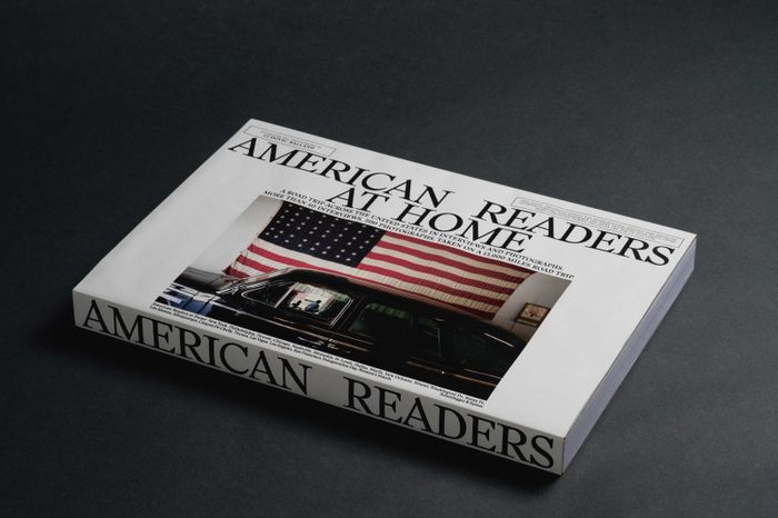 Le graphiste Ludovic Balland, accompagné d'un journaliste, a effectué un voyage à travers les USA en 2016. Ensemble, ils livrent un portrait du lecteur américain dans leur nouvelle publication.