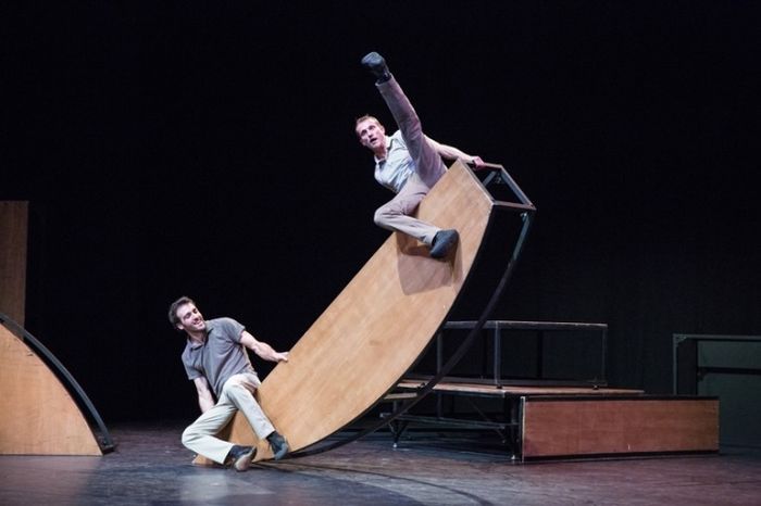 La compagnie circassienne catalane revient encore une fois en France avec son spectacle ‘inTarsi’, une création qui mélange grâce et folie en perpétuel mouvement et exécutée par quatre acrobates.