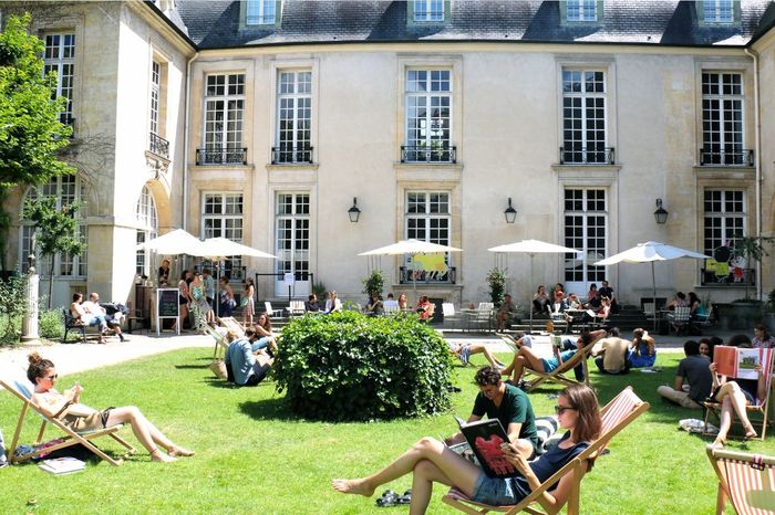 Bien installés sur l’herbe, les doigts de pieds en éventail, prélassez-vous, livre à la main, tout en sirotant un smoothie ou dégustant un kanelbulle… C’est le retour du Jardin à l’heure d’été !