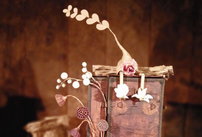 Une exploration de la matière qui lui donne vie en direct au son d’une guitare douce et enveloppante, faisant apparaitre barbe à papa, fleur ou tamanoir. Une cabane refuge fait de rêves et de poésie