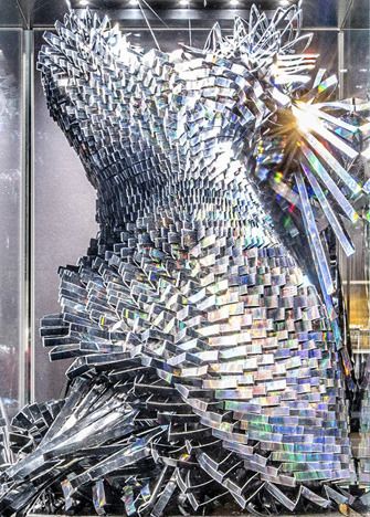 Cette collection Haute Couture explore l’interespace. « Le vêtement est ce qui se trouve entre le corps et le monde »  (Flora Miranda, Salzburger Nachrichten, 2016)