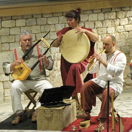 Participez à une soirée digne des banquets de l’Antiquité ! Dégustez un repas romain aux saveurs miellées et épicées et  laissez-vous transporter par la musique et le théâtre antique…