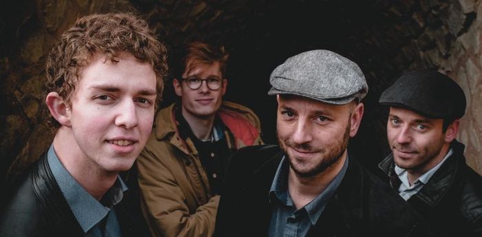 Mêlant tradition et modernité, le répertoire du groupe puise dans des compositions personnelles et une sélection toujours imprévisible de morceaux choisis.