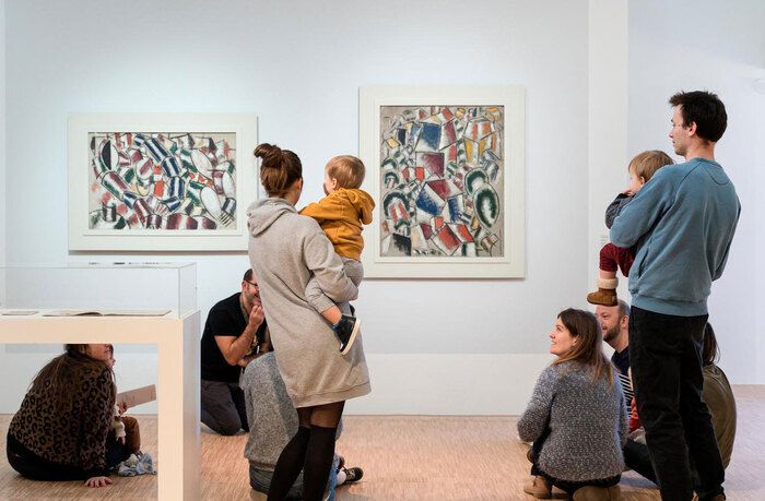 Au grès d'un parcours multisensoriel en musique, les tout-petits, s'éveillent à l'art en votre présence.