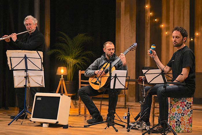 Le trio Ao Vivo, flûte, guitare et percussion, joue les compositions et arrangements de Roland Dyens de musique populaire brésilienne et d’Amérique latine.