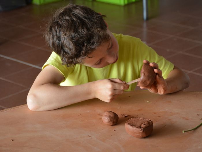 Un atelier de poterie pour les enfants. Ils découvriront le travail de la terre et pourront façonner un petit objet personnalisé.