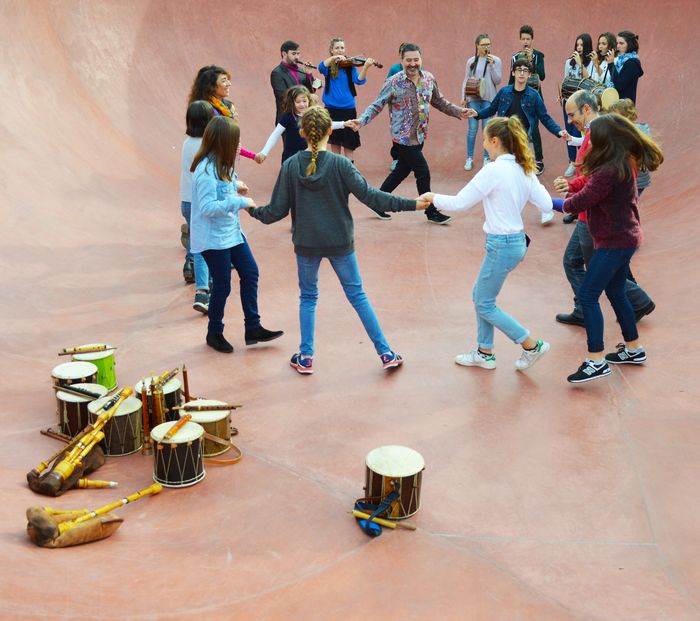 Le département de Musiques Traditionnelles nous invite tous les mois à chanter (cantada) ou danser (bal trad, Ballade de sardanes) aux sons des flabiols, gralles, tibles, borrasses et cornemuses...