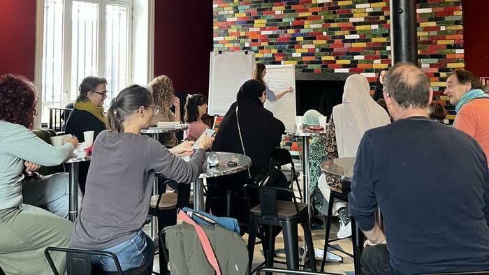 Rendez-vous chaque premier dimanche du mois, de 11:00 à 13:00 pour participer à l’agora « Voix Publique ».