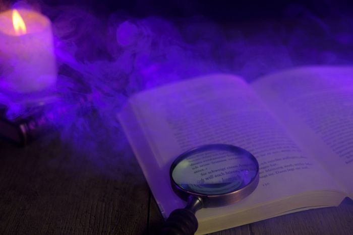 Immerge-toi dans le noir et éveille tes sens... Frissons garantis ! Au menu, un choix délicieux de textes horrifiques.