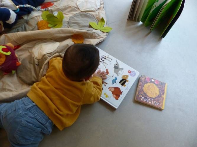 Sur le thème du jeu, un moment de complicité et de plaisir entre les bibliothécaires et les tout-petits autour d'albums, d'histoires racontées, de jeux de doigts et de chansons.