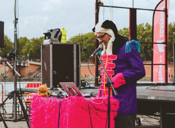 Boum Boum Box, c'est comme les grands ! Le multifacettes DJ Touma vous invite à passer du perfecto à la casquette, de la coupole au limbo en un tour de piste.