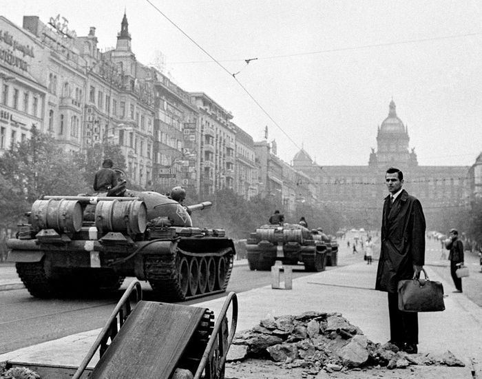 Une sélection de photographies par la commissaire et photographe Dana Kyndrová documentant l’invasion de la Tchécoslovaquie par les troupes des armées du Pacte de Varsovie le 21 août 1968.