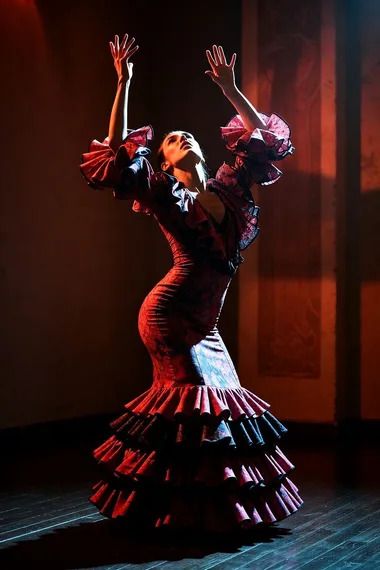 Chant, guitare et danse s’unissent pour faire découvrir un flamenco vibrant, marqué par l’histoire.