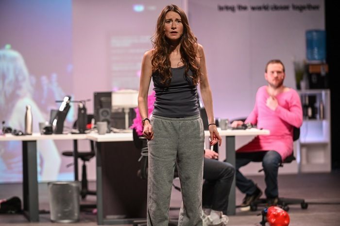 La saison culturelle d'Alénya se poursuit avec ce spectacle de la Compagnie du Grand Cerf Bleu dans une thématique obscure mais néanmoins terriblement actuelle, les modérateurs des réseaux sociaux.