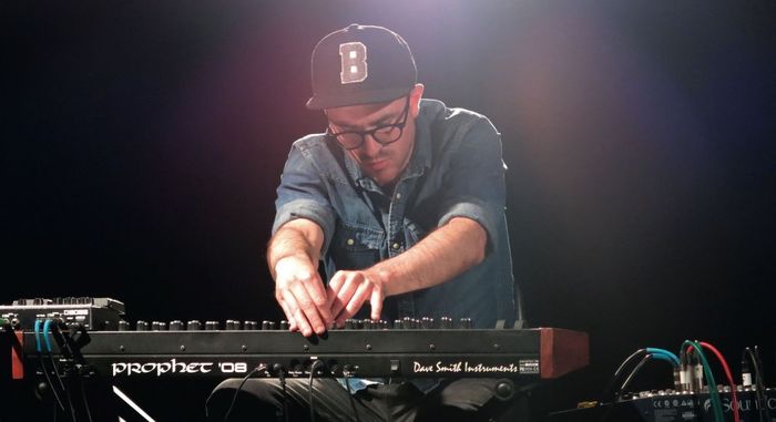 Musicien et compositeur né à Majorque, vivant à Bruxelles, Marc Melià a été repéré par Flavien Berger et Gaspar Claus, et signé sur son propre label ‘Les Disques du Festival Permanent’.