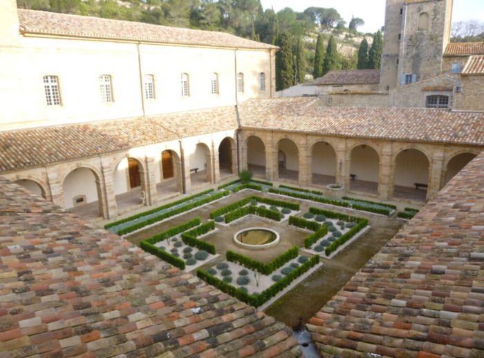 Une retraite : pourquoi ?… Pour découvrir ou approfondir la vie intérieure, grâce aux enseignements et aux temps de recueillement, nourris par la Liturgie. Initiation à l’oraison et à la Lectio divina