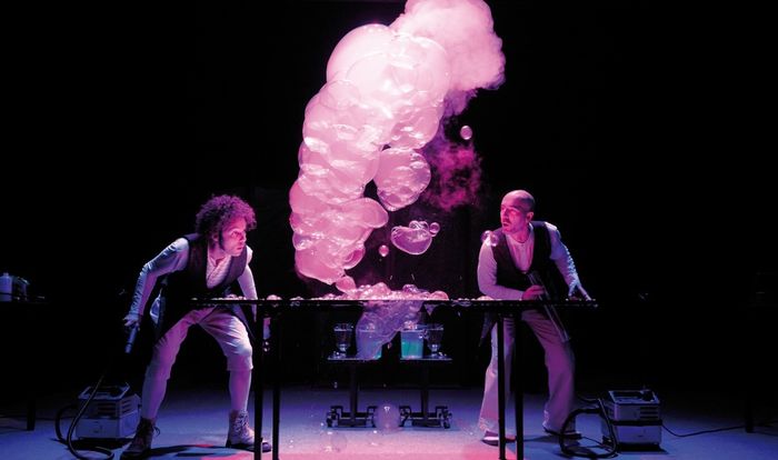 'Clinc !' est un spectacle de théâtre visuel et mime qui explore la vitesse de la transformation de la tristesse en joie, avec le savon comme recours. En tournée en France en mars et avril.