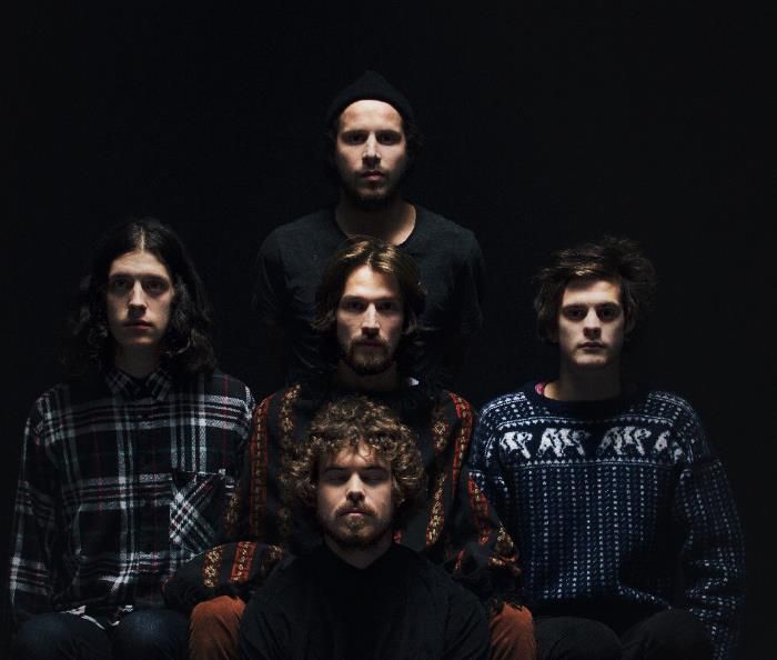 Cinq activistes pop, apôtres de mélodies stellaires et ambitieuses, à mi-chemin entre Metronomy et les Beatles.