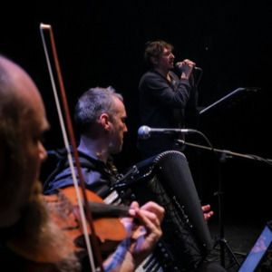 Histoire d’Eux, c’est la complicité d’un violoniste et d’un accordéoniste qui vous enveloppent de notes pour vous emporter dans un film dont votre imaginaire invente les scènes et le fil de l’histoire