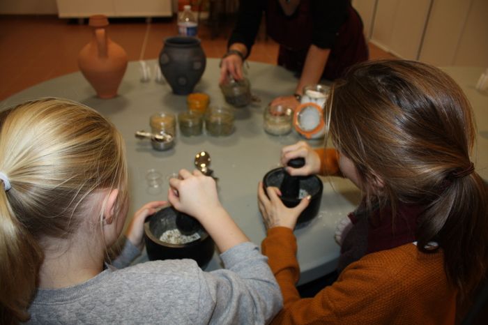 Un atelier de cuisine en famille pour réaliser deux recettes de l'Antiquité.