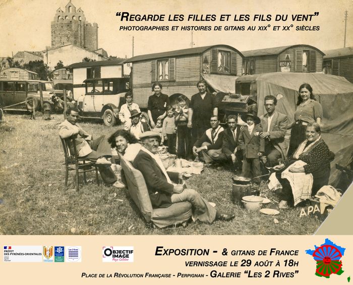 Une exposition autour de la mémoire visuelle de la communauté, à travers des photographies, dessins et souvenirs de famille, pour préserver et transmettre un patrimoine commun entre générations.