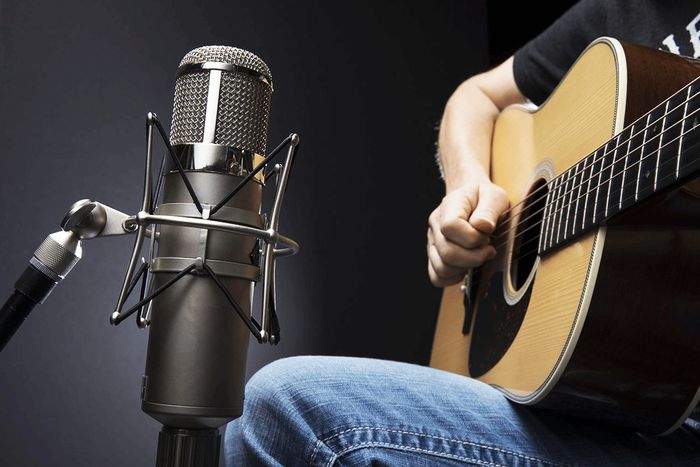 Une fois par an, les classes de Musiques Actuelles nous proposent une jam épurée, purement acoustique, visant à mettre en valeur de beaux écrins Guitare-Voix ou Piano-Voix.