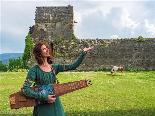Histoire et musique des dames du Moyen Âge.  RDV à 15h au départ du Château de Puivert.  Durée 1h30, tarif : 10 € et gratuit - de 12 ans, sur réservation au 04 68 69 81 51.