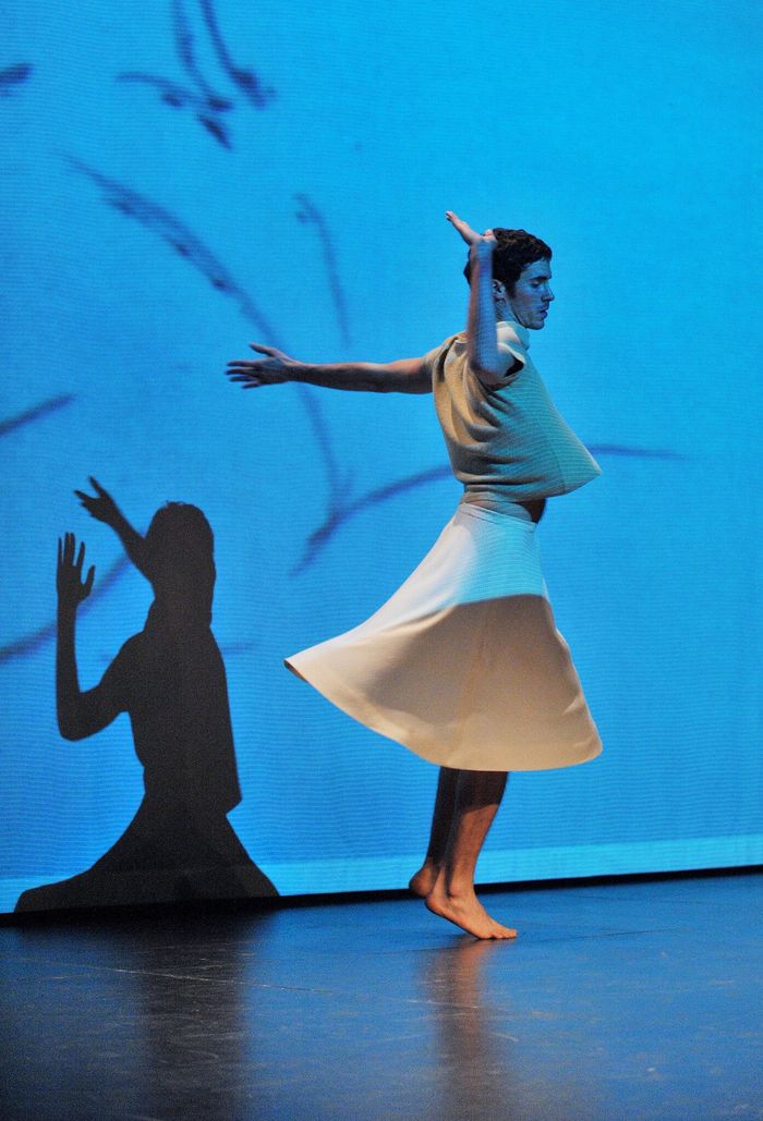 La 20è édition du festival Bach en Combrailles s’ouvre pour la première fois à la programmation scénique avec Solo On Bach&Glenn, une chorégraphie du danseur barcelonais Albert Quesada