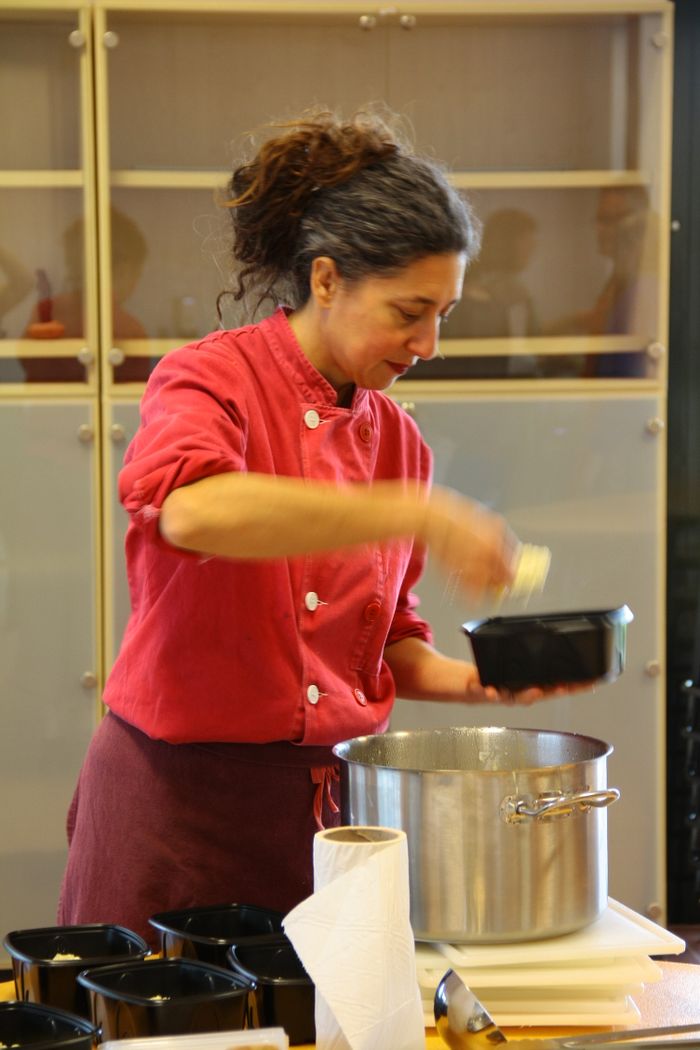 Julie Amselem, cuisinière, vous présente la cuisine romaine de l'antiquité. Elle cuisine devant vous trois plats et vous fera goûter ses préparations...