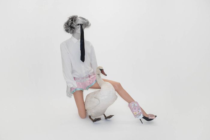 Mêlant art et mode, cette exposition explore l’un des fondements de la culture suédoise : un sens partagé de l’ordre, de la retenue et de la neutralité, souvent désigné comme le "bon goût".
