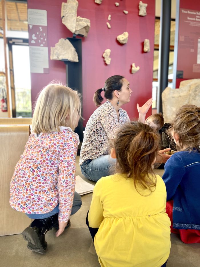 Une visite du musée pendant laquelle il faut poser ses petites mains partout et sur tout !