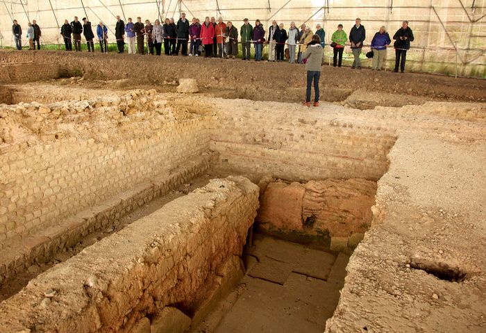 Découvrez les vestiges du Forum, monument emblématique des villes romaines, où se déroulait l'activité politique, économique et judiciaire de la cité.
