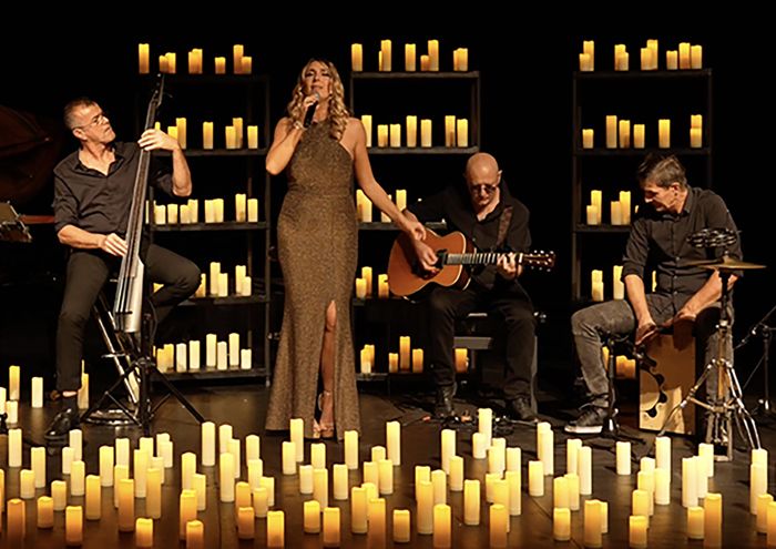 Dans une mise en scène épurée où la lumière des bougies sublime chaque instant, les arrangements acoustiques offrent une nouvelle lecture du répertoire de l’artiste québécoise.