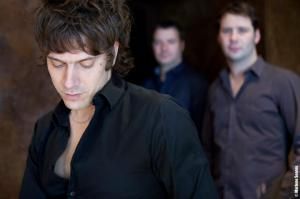 La force et la fermeté de ce groupe émergent d’un solide impact rythmique et soulignent l’origine de la musique: le groove.