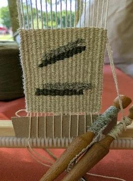 Tissage par Emilie Poteau, artisane d’art spécialisée en tapisserie de haute lice.