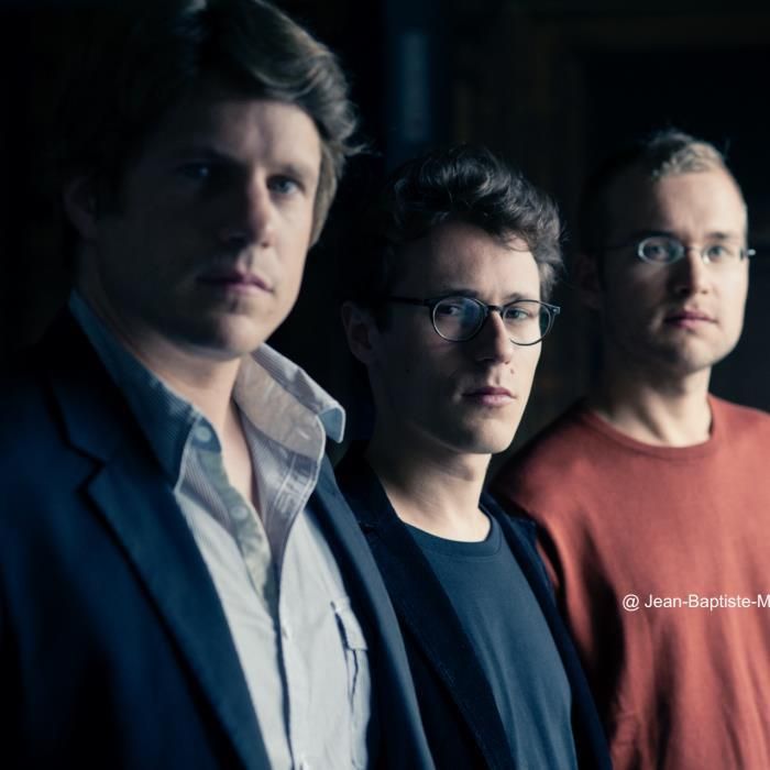 Influencés par la pop et le genre singer-songwritter, le cœur de leur musique reste cependant résolument un jazz contemporain, faisant la part belle aux improvisations, avec une étonnante légèreté.