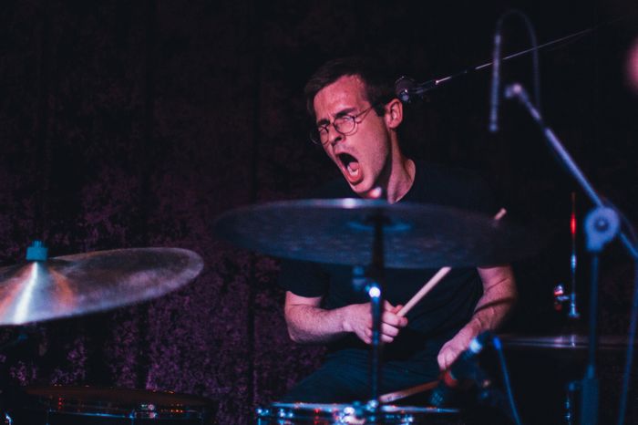 Lors du vernissage, ce quartet de jazz va éveiller la cour avec des mélanges innovants entre post-punk et musique classique contemporaine.
