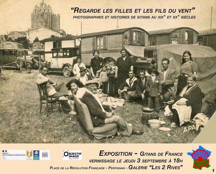 Une exposition autour de la mémoire visuelle de la communauté, à travers des photographies, dessins et souvenirs de famille, pour préserver et transmettre un patrimoine commun entre générations.