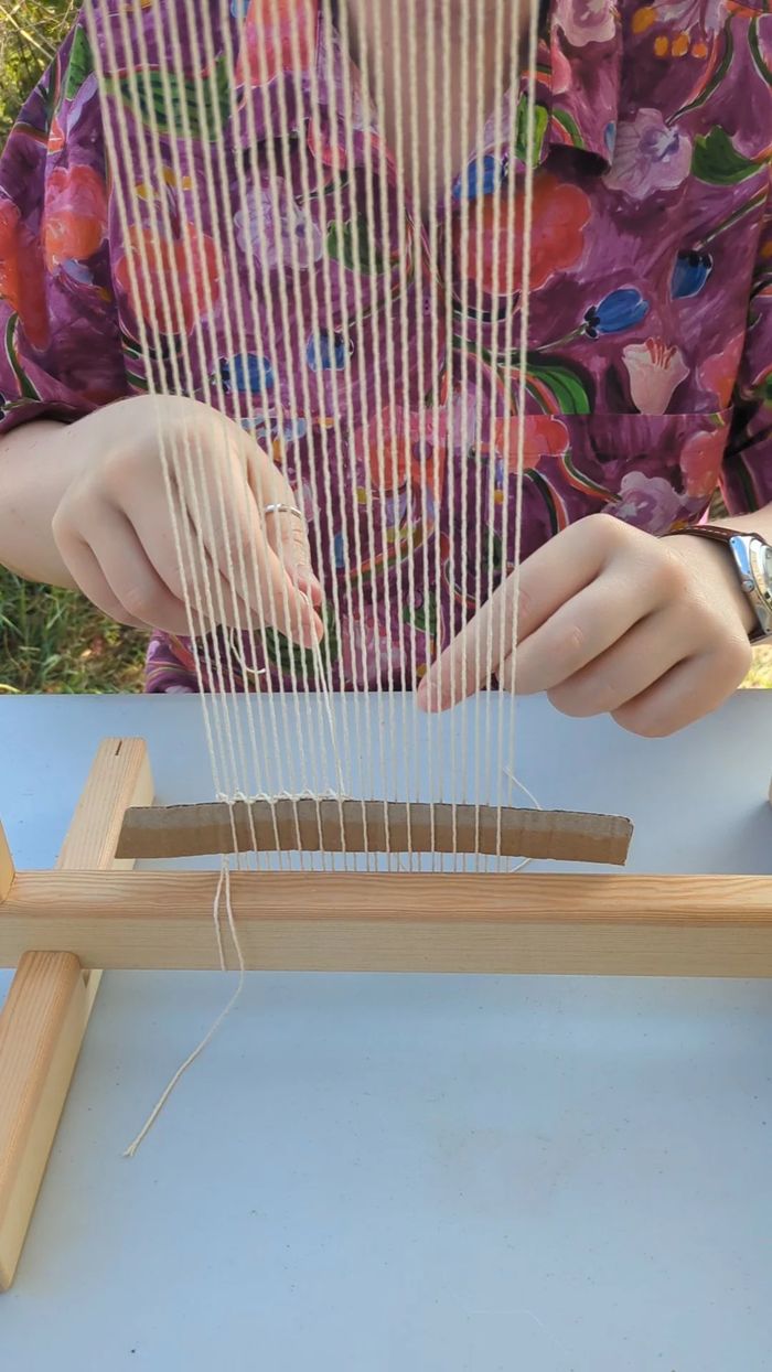 Tissage par Emilie Poteau, artisane d’art spécialisée en tapisserie de haute lice.
