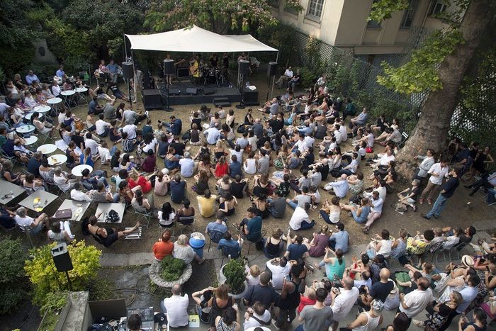 Après avoir accueilli plus de 3 000 personnes l’été dernier, Free Your Funk est de retour à l’American Center pour trois soirées en plein air !