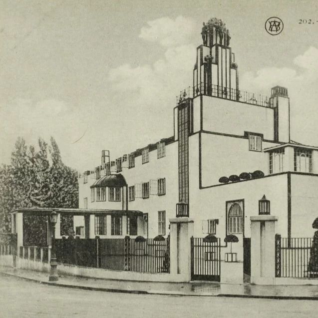 Plongez dans le quotidien d'un architecte de la première moitié du XXᵉ siècle en découvrant les techniques de représentation architecturale d'avant l'ère numérique.