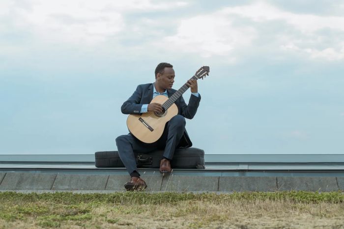 Raphaël Feuillâtre, le nouveau visage mondial de la guitare classique, fascine le public et les critiques par la profondeur de ses interprétations et son éclatante virtuosité.