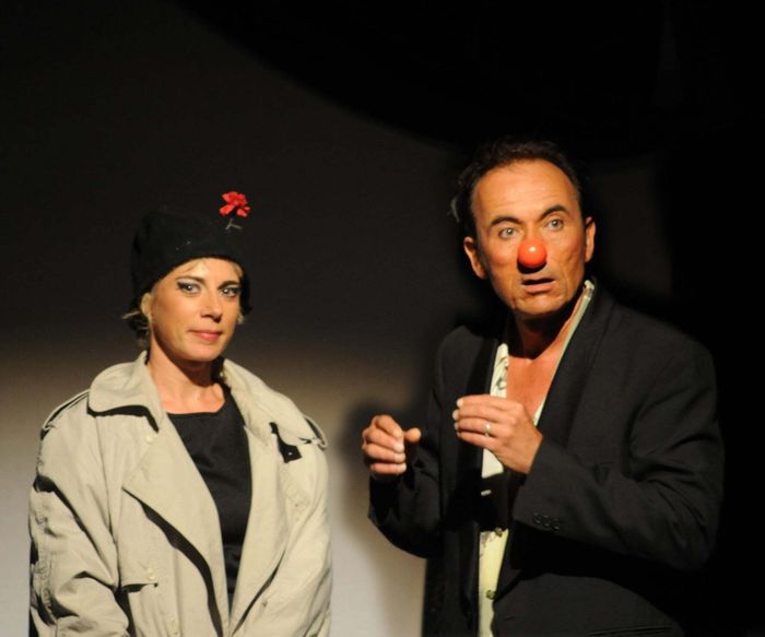 "On nous prends pour des cons" Bernard Laborde et Mireille Huchon, ont décidé de faire de ce spectacle un véritable pied de nez à la grisaille ambiante, et c’est vrai que par les temps qui courent…
