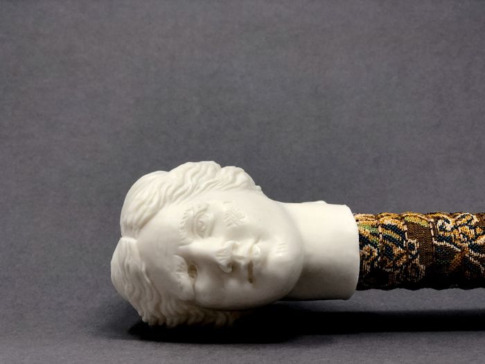 Travaillant aussi bien la porcelaine que la broderie ou le dessin, Ursula Burke s’intéresse aux abus de pouvoir dans les sphères sociale et politique.
