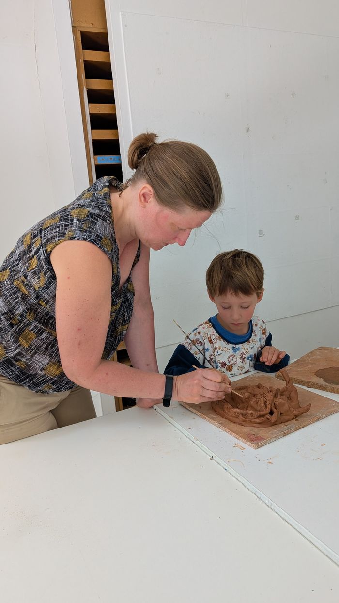Cet atelier est proposé aux enfants de 3/5 ans. L'occasion de se retrouver en famille pour le plaisir de créer en peinture ou en dessin autour de l'exposition Jouer Collectif #1